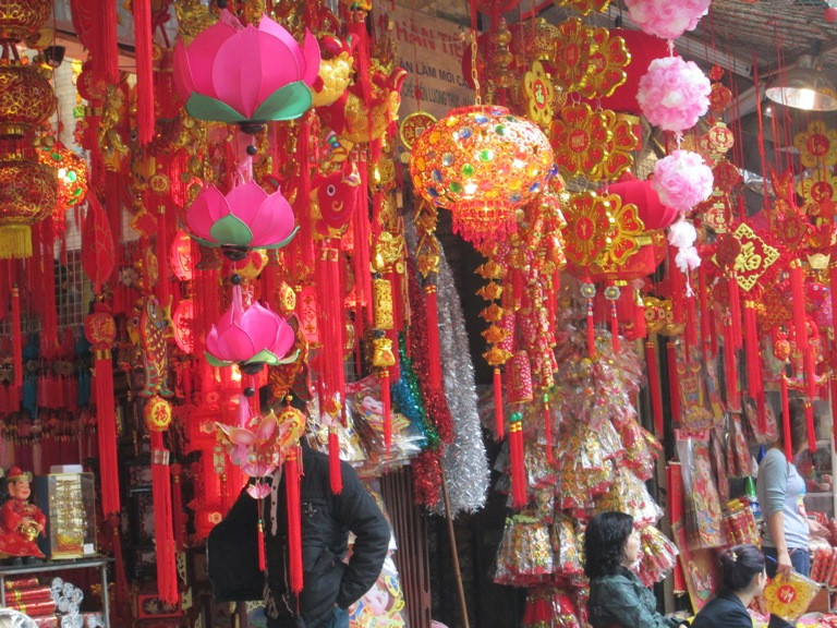 Đi trên phố Hàng Mã những ngày này, khách dễ bị choáng ngợp bởi những đồ trang trí lung linh như thế này.