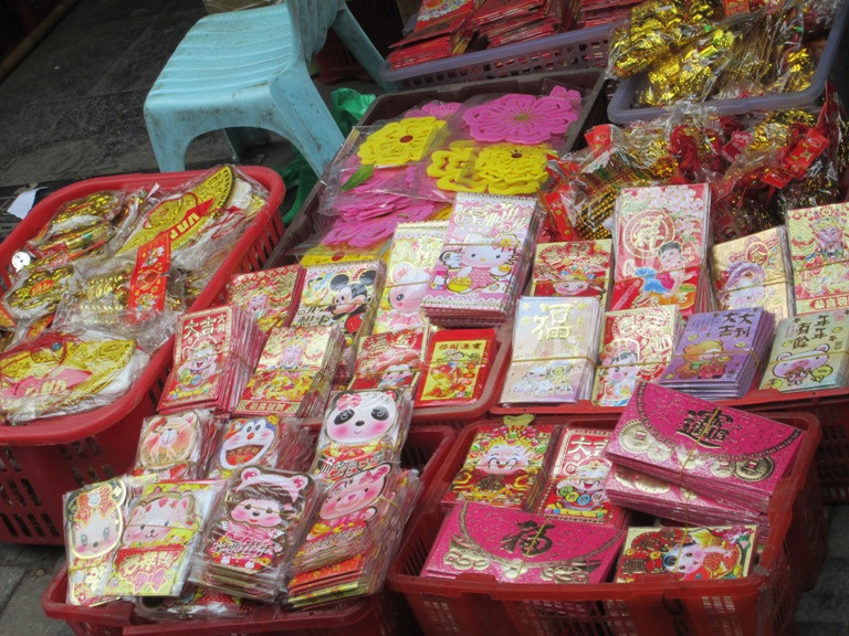 Bao lì xì với đủ mẫu mã là mặt hàng không thể thiếu được trong ngày tết.