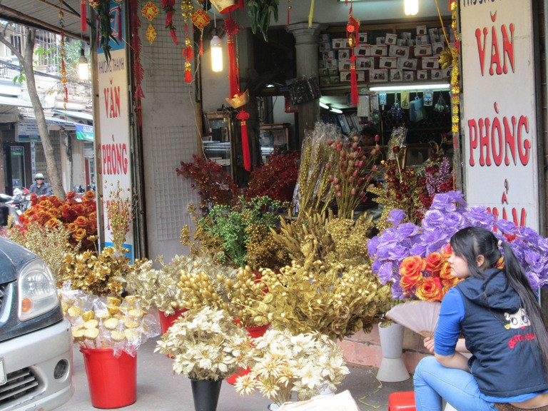 Những cành hoa tài lộc là lựa chọn lý tưởng để trang trí cho bàn thờ gia tiên thêm trang trọng.