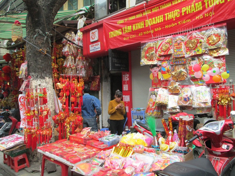 ... đến những chiếc lồng đèn nhỏ xíu để trang trí trên các cành đào, quất.