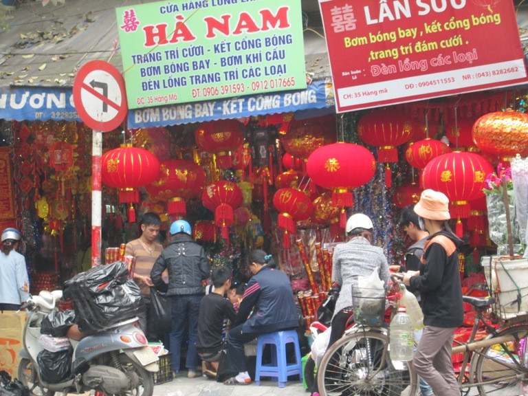 Với đủ các mặt hàng, mẫu mã, từ những chiếc lồng đèn to....