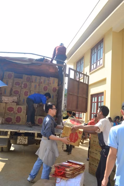 Thành viên trong đoàn bốc dỡ hàng quà tặng Tết cho bà con Mùn Chung.