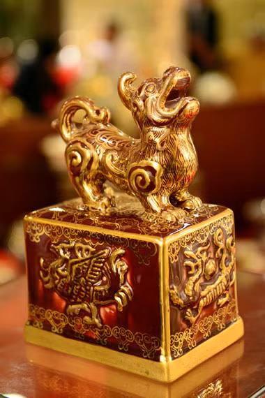Để hoàn thành bộ vẽ vàng ròng mô phỏng ngọc ấn Tỳ Hưu này, các nghệ nhân phải mất khoảng nửa tháng để hoàn tất các công đoạn.