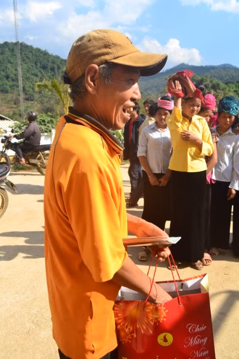 Niềm vui của người dân khi được nhận tận tay món quà Tết và luôn miệng cảm ơn thành viên đoàn.