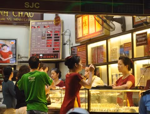 Trong số 8.000 địa điểm giao dịch vàng miếng hiện tại, sẽ chỉ có 30% tiếp tục được hoạt động sau ngày 10/1. Ảnh: AQ Trong số 8.000 địa điểm giao dịch vàng miếng hiện tại, sẽ chỉ có 30% tiếp tục được hoạt động sau ngày 10/1. Ảnh: AQ