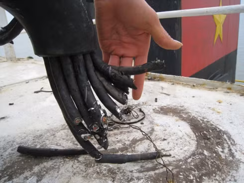 Nhiều vật dụng như điều hòa, bóng đèn, dây điện… đã bị ai đó cắt, tháo mang đi mất.