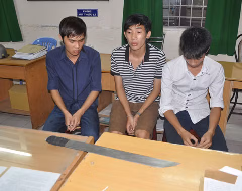 Ba sinh viên để một mã tấu trong ba lô, đi "kẹp 3". Tại trụ sở công an, nhóm này cho biết nhặt được trên đường "thấy đẹp nên giữ lại".