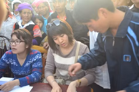 Thành viên trong đoàn từ thiện làm việc hết mình để trao tận tay những món quà ý nghĩa.