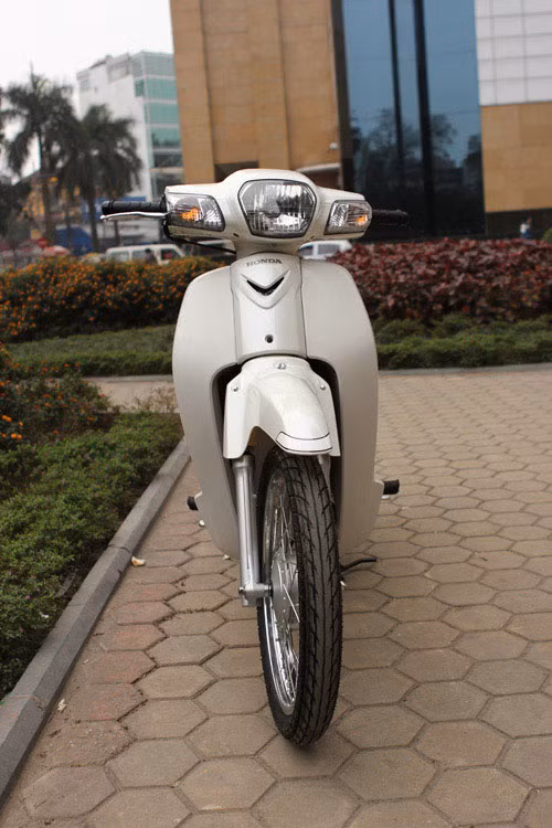 Những đường nét truyền thống trên các thế hệ Super Cub đã "biến mất" ở phiên bản 2013.