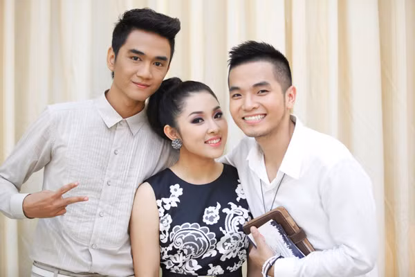 Thanh Tùng, Bảo Trâm và Hồng Phước tự tin khoe nụ cười rạng rỡ.