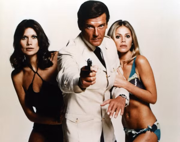Hai người đẹp Maud Adams (vai Andrea Anders) và Britt Ekland (vai Mary Goodnight) trong "Man With the Golden Gun" năm 1974.