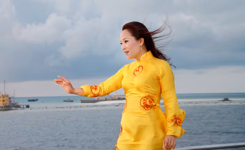 Để có những thước phim ngoài trời, ê kíp phải làm việc khá vất vả, hầu như dậy sớm từ 2-3h sáng đến tận tối muộn vì thời gian eo hẹp và điều kiện di chuyển khó khăn.