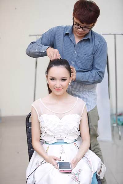 Không hề tỏ ra lo lắng hay áp lực trước giờ mở màn đêm gala đầu tiên, các thí sinh top 10 Vietnam Idol rất thoải mái và tự tin. Trong hậu trường, họ cười đùa vui vẻ để chuẩn bị tinh thần thật tốt cho đêm thi. Cao Thanh Thảo My 'ngoan ngoãn' ngồi yên để chuyên gia tạo kiểu tóc phù hợp với nội dung ca khúc 'Tôi tìm thấy tôi' mà cô trình bày.