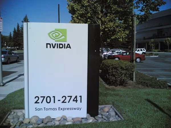 14. NVIDIA Mức lương trung bình: 104.858 USD Công việc trả lương cao nhất: Kỹ sư phần cứng cấp cao (122.477 USD) Công việc lương thấp nhất: Kỹ sư sản xuất (85.382 USD)