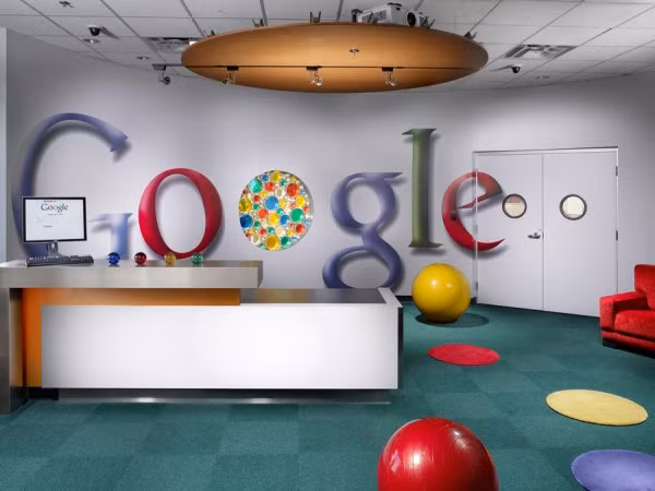 12. Google Mức lương trung bình: 106.104 USD Công việc trả lương cao nhất: Kỹ sư phần mềm cao cấp (140.481 USD) Công việc lương thấp nhất: Chuyên viên chiến lược khách hàng (60.909 USD)