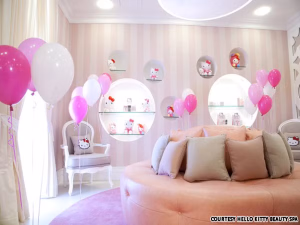 Bên cạnh dịch vụ massage, spa Hello Kitty còn cung cấp thêm dịch vụ sơn sửa móng tay, móng chân, chăm sóc da mặt, chăm sóc tóc và các dịch vụ trang điểm.