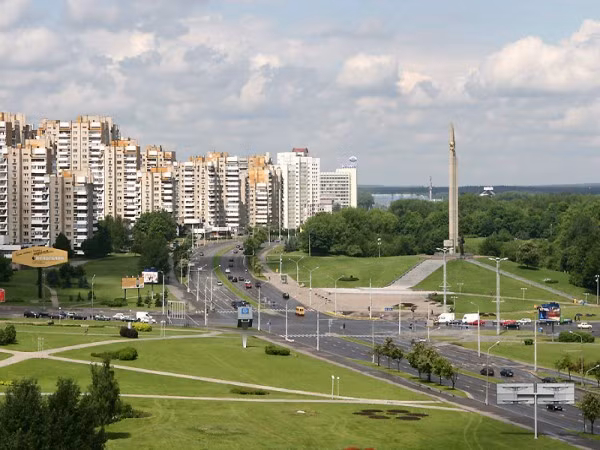 2. Belarus GDP: 141,2 tỷ USD (đứng thứ 60 trong số 225 quốc gia) GDP bình quân đầu người: 14.900 USD (đứng thứ 85 trong số 226 quốc gia) Lao động toàn thời gian chiếm: hơn 50% Tỷ lệ thất nghiệp của Belarus ở mức thấp là do tác động của chính sách trợ cấp thất nghiệp của chính phủ. Những người muốn được nhận tiền trợ cấp bắt buộc phải đăng ký tham gia xây dựng một công trình công cộng. Tuy tiền lương thấp nhưng nó cũng góp phần tạo ra việc làm cho người lao động.