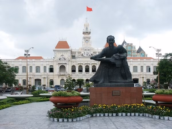 9. Việt Nam GDP: 299,2 tỷ USD (đứng thứ 42 trong số 225 quốc gia) GDP bình quân đầu người: 3.300 USD (đứng thứ 167 trong số 226 quốc gia) Lao động toàn thời gian chiếm: 20% - 29% Giống với nhiều nước châu Á, Việt Nam có một tỷ lệ cao người lao động trong ngành nông nghiệp tự cung tự cấp. Tuy nhiên, tỷ lệ việc làm trong nông nghiệp đã giảm từ khoảng 25% năm 2000 xuống còn khoảng 22% năm 2011. Cũng thời gian đó, tỷ lệ lao động trong ngành công nghiệp lại tăng từ 36% lên 40%. Điều này đã minh chứng cho sự công nghiệp hóa, hiện đại hóa nền kinh tế của đất nước.