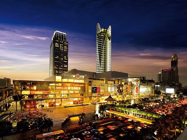7. Thái Lan GDP: 601,4 tỷ USD (đứng thứ 24 trong số 225 quốc gia) GDP bình quân đầu người: 9.700 USD (đứng thứ 112 trong số 226 quốc gia) Lao động toàn thời gian chiếm: 20% - 29% Thái Lan có nền kinh tế phát triển nhanh. Động lực chủ yếu là xuất khẩu, chiếm gần một nửa so với GDP. Theo Ngân hàng Thế giới, Thái Lan đã có một tỷ lệ thất nghiệp ở mức dưới 2% trong phần lớn thập kỷ qua.