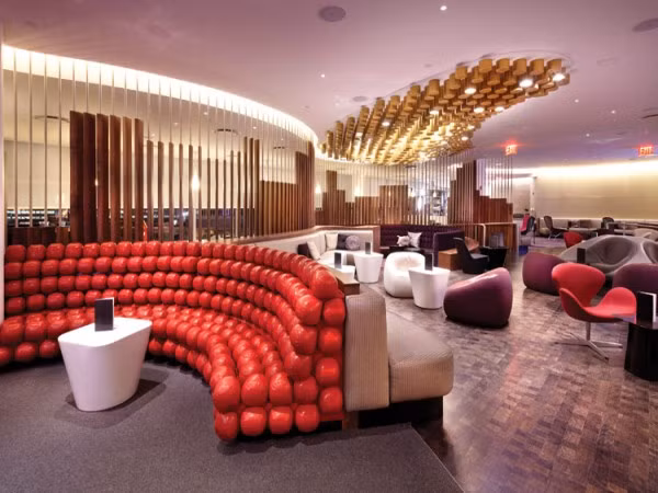 2. Sân bay quốc tế John F. Kennedy (New York, Mỹ) Hãng Virgin Atlantic Aiways luôn nổi tiếng qua hệ thống phòng chờ dành cho khách VIP có tên là Clubhouse. Hãng đã bỏ ra 7 triệu USD để xây dựng phòng chờ hiện đại ở sân bay quốc tế John F. Kennedy. Nó rộng khoảng 930 m2, chính giữa là một quầy bar chuyên phục vụ loại bia thơm ngon nhất New York và loại rượu vodka hảo hạng nhất thế giới. Ngoài ra, Clubhouse còn cung cấp một phòng bia ngoài trời cùng với dịch vụ spa đến từ thẩm mỹ viện Bumble and bumble nổi tiếng nhất New York. 2. Sân bay quốc tế John F. Kennedy (New York, Mỹ) Hãng Virgin Atlantic Aiways luôn nổi tiếng qua hệ thống phòng chờ dành cho khách VIP có tên là Clubhouse. Hãng đã bỏ ra 7 triệu USD để xây dựng phòng chờ hiện đại ở sân bay quốc tế John F. Kennedy. Nó rộng khoảng 930 m2, chính giữa là một quầy bar chuyên phục vụ loại bia thơm ngon nhất New York và loại rượu vodka hảo hạng nhất thế giới. Ngoài ra, Clubhouse còn cung cấp một phòng bia ngoài trời cùng với dịch vụ spa đến từ thẩm mỹ viện Bumble and bumble nổi tiếng nhất New York.