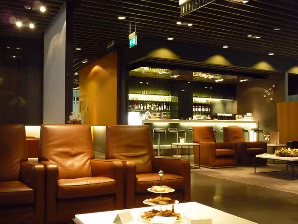 2. Sân bay Munich (Đức) Phòng chờ hạng nhất ở sân bay này sẽ mang đến cho hành khách những dịch vụ xa xỉ với một phòng hút xì gà, một phòng spa và một quầy bar được lát bằng đá cẩm thạch trắng. Đặc biệt hơn cả là trong phòng chờ hạng thương gia còn có một vườn bia. Ở đây, bạn có thể thưởng thức bia tươi từ các thùng bia của những nhà máy bia nổi tiếng nhất Munich. 2. Sân bay Munich (Đức) Phòng chờ hạng nhất ở sân bay này sẽ mang đến cho hành khách những dịch vụ xa xỉ với một phòng hút xì gà, một phòng spa và một quầy bar được lát bằng đá cẩm thạch trắng. Đặc biệt hơn cả là trong phòng chờ hạng thương gia còn có một vườn bia. Ở đây, bạn có thể thưởng thức bia tươi từ các thùng bia của những nhà máy bia nổi tiếng nhất Munich.