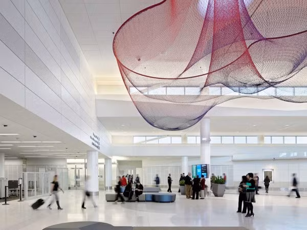 7. Sân bay quốc tế San Francisco (Mỹ) Đại sảnh của sân bay này giống như một phòng triển lãm nghệ thuật cỡ lớn với hơn 60 tác phẩm của Hội đồng Nghệ thuật San Francisco. Ngoài ra, sân bay còn có không gian dành riêng cho triển lãm khoa học và lịch sử, một hồ cá, một viện bảo tàng lịch sử hàng không và một trung tâm học tập dành cho trẻ em. 7. Sân bay quốc tế San Francisco (Mỹ) Đại sảnh của sân bay này giống như một phòng triển lãm nghệ thuật cỡ lớn với hơn 60 tác phẩm của Hội đồng Nghệ thuật San Francisco. Ngoài ra, sân bay còn có không gian dành riêng cho triển lãm khoa học và lịch sử, một hồ cá, một viện bảo tàng lịch sử hàng không và một trung tâm học tập dành cho trẻ em.