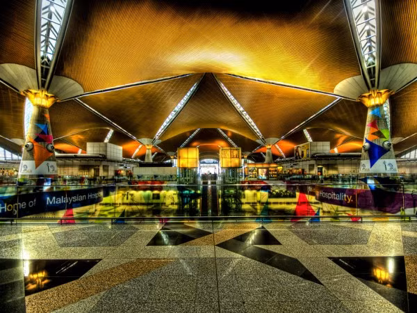 5. Sân bay quốc tế Kuala Lumpur (Malaysia) Sân bay quốc tế Kuala Lumpur đã mang màu xanh của rừng nhiệt đới vào sân bay trong chương trình hợp tác với Viện nghiên cứu rừng Malaysia. Sân bay này cũng cung cấp một trung tâm bấm huyệt và xoa bóp. Sân bay quốc tế Kuala Lumpur tự hào là sân bay đầu tiên và duy nhất trên thế giới được giấy chứng nhận Green Globe 21 từ năm 2004 trong việc thúc đẩy trách nhiệm với môi trường. 5. Sân bay quốc tế Kuala Lumpur (Malaysia) Sân bay quốc tế Kuala Lumpur đã mang màu xanh của rừng nhiệt đới vào sân bay trong chương trình hợp tác với Viện nghiên cứu rừng Malaysia. Sân bay này cũng cung cấp một trung tâm bấm huyệt và xoa bóp. Sân bay quốc tế Kuala Lumpur tự hào là sân bay đầu tiên và duy nhất trên thế giới được giấy chứng nhận Green Globe 21 từ năm 2004 trong việc thúc đẩy trách nhiệm với môi trường.