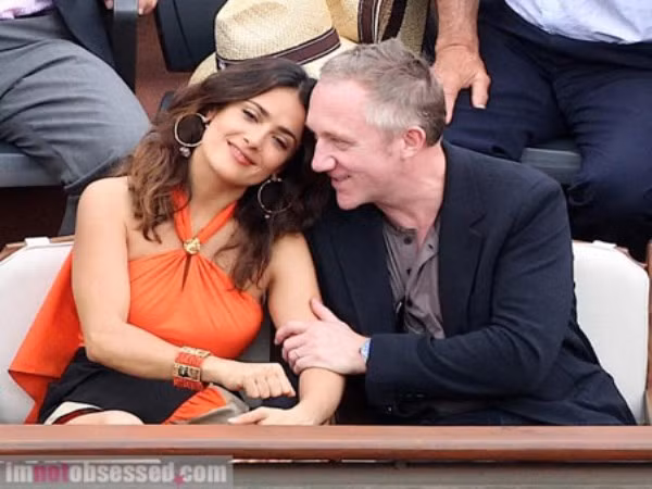 3. Salma Hayek Hayek có một đề cử Oscar cho phim “Frieda” và tham gia vào một vai diễn trong phim “Savages” vừa phát hành gần đây. Cô cũng hoạt động từ thiện thông qua tổ chức UNICEF nhằm nâng cao nhận thức về tầm quan trọng của vắc xin cho trẻ em. Salma Hayek kết hôn với tỷ phú Francois-Henri Pinault, người điều hành hãng thời trang danh tiếng Gucci. 3. Salma Hayek Hayek có một đề cử Oscar cho phim “Frieda” và tham gia vào một vai diễn trong phim “Savages” vừa phát hành gần đây. Cô cũng hoạt động từ thiện thông qua tổ chức UNICEF nhằm nâng cao nhận thức về tầm quan trọng của vắc xin cho trẻ em. Salma Hayek kết hôn với tỷ phú Francois-Henri Pinault, người điều hành hãng thời trang danh tiếng Gucci.