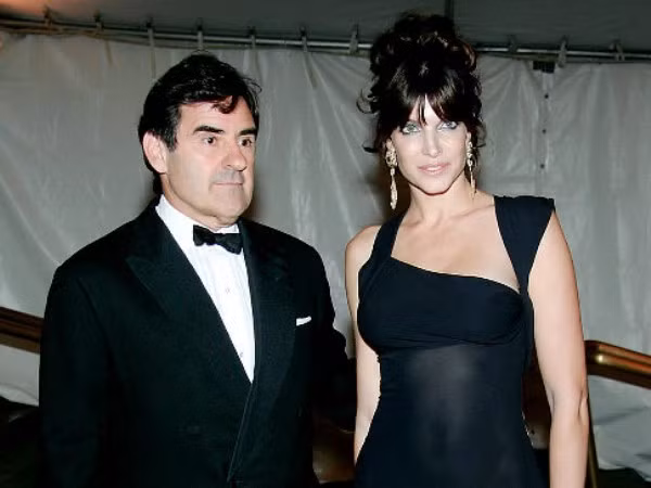 2. Stephanie Seymour Seymour là một cựu siêu mẫu, người đã xuất hiện rất nhiều trên trang bìa của Vogue và tạp chí Sports với những bộ bikini nóng bỏng. Cô cũng xuất hiện trên truyền hình và phim ảnh. Cô đã tái hợp với tỷ phú 64 tuổi Peter Brant sau những lùm xùm trong chuyện tình cảm vài năm trước. 2. Stephanie Seymour Seymour là một cựu siêu mẫu, người đã xuất hiện rất nhiều trên trang bìa của Vogue và tạp chí Sports với những bộ bikini nóng bỏng. Cô cũng xuất hiện trên truyền hình và phim ảnh. Cô đã tái hợp với tỷ phú 64 tuổi Peter Brant sau những lùm xùm trong chuyện tình cảm vài năm trước.