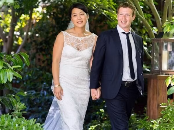 11. Priscilla Chan Cô là “bóng hồng” luôn ủng hộ hết mình cho người chồng mới cưới Mark Zuckerberg, một trong những tỷ phú trẻ nhất hiện nay. Priscilla vừa lấy được tấm bằng đại học trong ngành y và đang lên kế hoạch trở thành một bác sĩ nhi khoa. 11. Priscilla Chan Cô là “bóng hồng” luôn ủng hộ hết mình cho người chồng mới cưới Mark Zuckerberg, một trong những tỷ phú trẻ nhất hiện nay. Priscilla vừa lấy được tấm bằng đại học trong ngành y và đang lên kế hoạch trở thành một bác sĩ nhi khoa.
