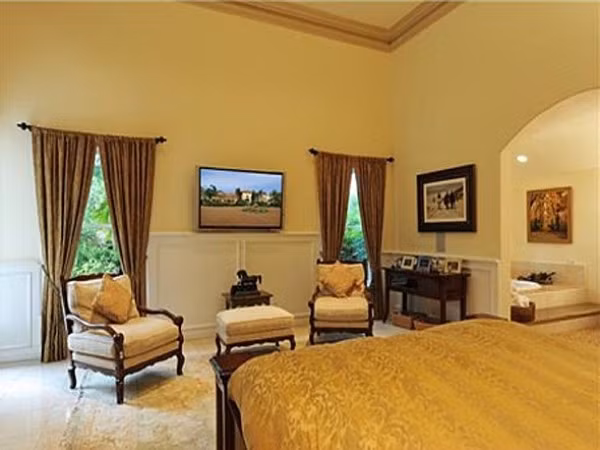 Toàn bộ khu nghỉ dưỡng năm trên diện tích hơn 16.000 m2, bao gồm một không gian sống rộng 683 m2 với 8 phòng ngủ và phòng tắm, một khu vực huấn luyện ngựa rộng rãi. Toàn bộ khu nghỉ dưỡng năm trên diện tích hơn 16.000 m2, bao gồm một không gian sống rộng 683 m2 với 8 phòng ngủ và phòng tắm, một khu vực huấn luyện ngựa rộng rãi.