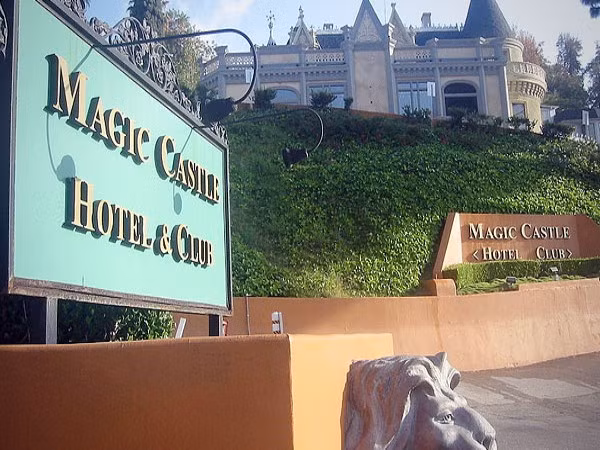 8. Lâu đài ảo thuật (Los Angeles) Trừ khi bạn là một nhà ảo thuật nếu không bạn sẽ không thể vào được lâu đài ảo thuật, bởi vì nó chỉ dành cho thành viên của Học viện Nghệ thuật Ảo thuật và các khách mời của họ. Nằm trong lâu đài được xây dựng từ năm 1908, nhà hàng phục vụ các món ăn như bít tết, mỳ ống cùng chương trình ảo thuật đặc sắc. Để qua được cánh cổng của lâu đài, khách hàng buộc phải nói “Vừng ơi mở ra”.
