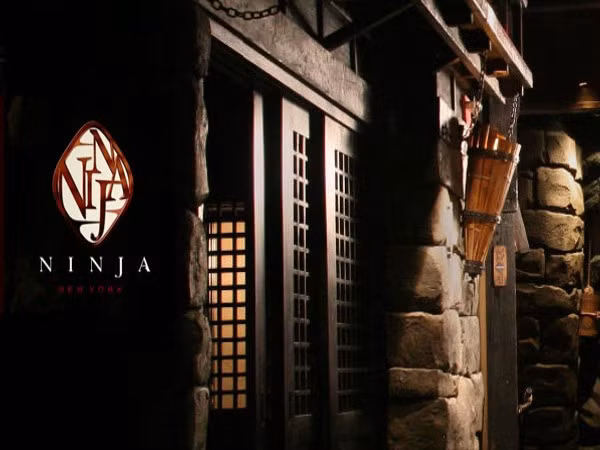 12. Ninja NY (New York) Những người phục vụ của nhà hàng là các ninja mang đậm nét đặc trưng của Nhật Bản thời phong kiến. Lối vào nhà hàng cũng là một ngõ nhỏ đầy bóng tối và được bủa vây bởi một đội quân ninja. Nhà hàng Ninja NY cung cấp các món ăn của Nhật, Mỹ, Pháp và đặc biệt là món ăn của ninja mang tên Katana.