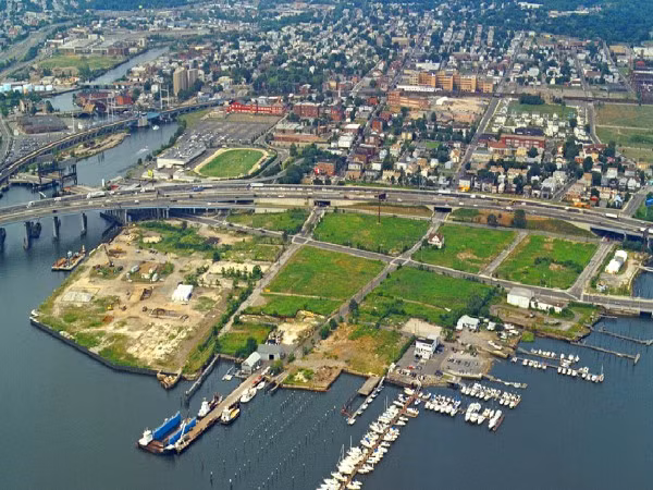 5. Stamford, Connecticut Dân số: 120.907 người Thu nhập hộ gia đình trung bình: 75.579 USD Giá nhà trung bình: 556.500 USD Stamford có thu nhập trung bình hộ gia đình cao thứ hai nước Mỹ. Một ngôi nhà ở đây có chi phí gấp đôi mức trung bình quốc gia. Các chi phí sinh hoạt khác cũng cao hơn 15% - 35% mức trung bình.Tuy nhiên, trong thực tế, thành phố này được đánh giá là một trong những thành phố tốt nhất để nuôi dạy con cái.