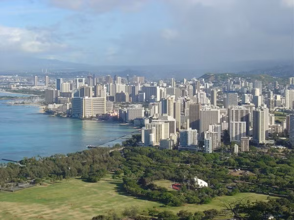 3. Honolulu, Hawaii Dân số: 953.207 người Thu nhập hộ gia đình trung bình: 70.093 USD Giá nhà trung bình: 637.351 USD Đi nghỉ mát tại Honolulu là một giấc mơ. Tuy nhiên, nếu muốn sống ở đó, bạn phải suy nghĩ thật kỹ bởi chi phí sinh hoạt rất cao. Từ giá taxi, viện phí đến những nhu yếu phẩm như sữa và bánh mì cũng đắt hơn so với những nơi khác ở Mỹ. Cư dân Honolulu phải trả 2,91 USD cho một ổ bánh mì, cao gấp 2 lần mức trung bình quốc gia. Tương tự như vậy, trong khi một gallon sữa có chi phí 2,32 USD ở những nơi khác, giá ở Honolulu sẽ là 3,32 USD.