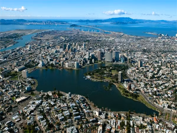 9. Oakland, California Dân số: 386.909 người Thu nhập hộ gia đình trung bình: 49.721 USD Giá nhà trung bình: 592.292 USD Mặc dù thu nhập trung bình cho một hộ gia đình thấp hơn mức trung bình quốc gia nhưng giá nhà trung bình lại cao gấp đôi mức trung bình quốc gia. Ở những nơi khác, giá thuê một căn hộ khoảng 862 USD còn ở Oakland, giá tăng lên đáng kinh ngạc 1556 USD.