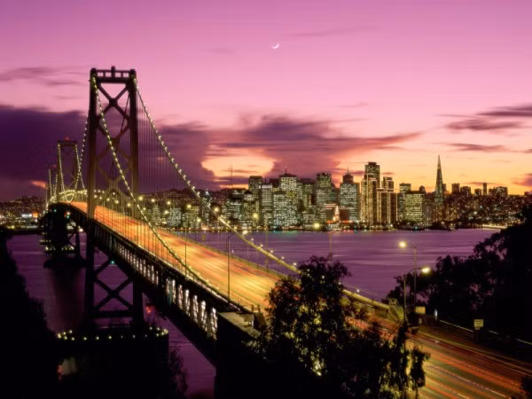 2. San Francisco, California Dân số: 789.172 người Thu nhập hộ gia đình trung bình: 71.304 USD Giá nhà trung bình: 809.667 USD Chi phí lớn nhất mà người dân San Francisco phải đối mặt là giá nhà đất. Mặc dù thua xa mức trung bình ở New York nhưng giá nhà trung bình ở đây cũng gấp gần ba lần so với giá nhà trung bình ở Mỹ.