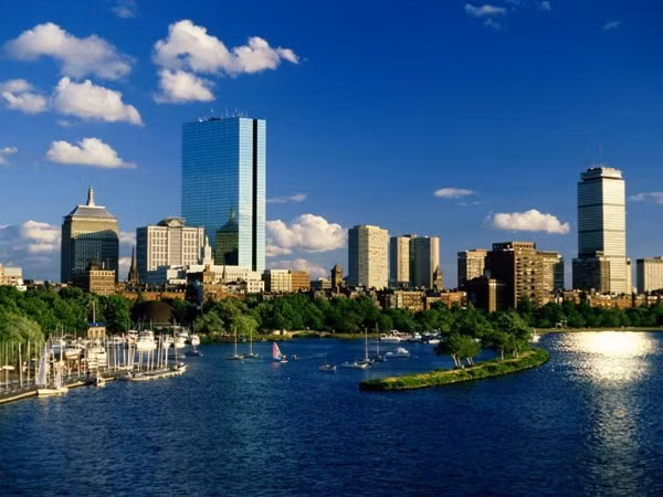 8. Boston, Massachusetts Dân số: 602.609 người Thu nhập hộ gia đình trung bình: 50.684 USD Giá nhà trung bình: 437.000 USD Muốn mua một ngôi nhà ở Boston, bạn sẽ phải trả chi phí cao hơn 65% so với mức trung bình quốc gia. Tuy nhiên, mặc dù chi phí nhà ở cao, Boston vẫn là một thành phố có giá cả phải chăng nhất trong danh sách này.