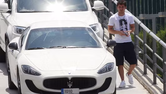 Đó là chiếc Maserati GranTurismo MC Stradale màu trắng sang trọng mới toanh vừa xuất hiện ở bãi đỗ xe tại sân tập của Barca. Siêu xe của Messi sở hữu động cơ V8, dung tích 4.691 phân khối, có thể đạt vận tốc lên tới 300km/h. Không chỉ có vậy, chú xế này con gây chú ý với biển số “1010” liên quan đến số áo của Messi ở Barca