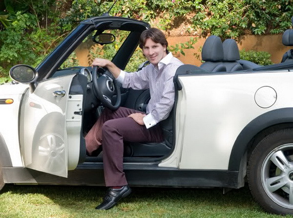 Messi bên chiếc Audi mui trần