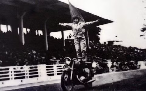 Một nữ thành viên của câu lạc bộ mô tô Hà Thành xưa thực hiện một động tác khó