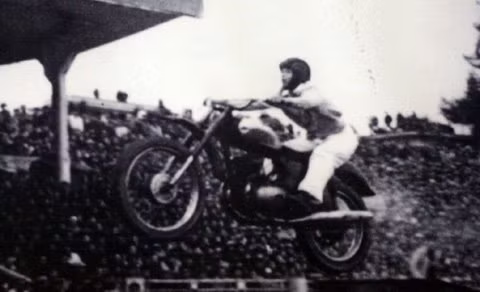 Vào thời mà xe đạp vẫn là cái gì đó quá xa xỉ với nhiều người dân thì ở Hà Nội đã có những người trình diễn được mô tô bay