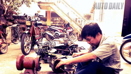 Ông Chiến làm nghề, mê nghề từ bé đến bây giờ. Mê đến nỗi ngủ còn nằm mê làm máy, người nhà bảo thấy ngủ mà mồm cứ kêu ùng ục như tiếng nổ của động cơ xe. Cái niềm đam mê của cậu bé Chiến được nuôi dưỡng từ những câu chuyện giản dị như thế và khi lớn lên, ông thành một người thợ sửa xe yêu nghề, giỏi nghề cũng vì thế. Ông Chiến làm nghề, mê nghề từ bé đến bây giờ. Mê đến nỗi ngủ còn nằm mê làm máy, người nhà bảo thấy ngủ mà mồm cứ kêu ùng ục như tiếng nổ của động cơ xe. Cái niềm đam mê của cậu bé Chiến được nuôi dưỡng từ những câu chuyện giản dị như thế và khi lớn lên, ông thành một người thợ sửa xe yêu nghề, giỏi nghề cũng vì thế.
