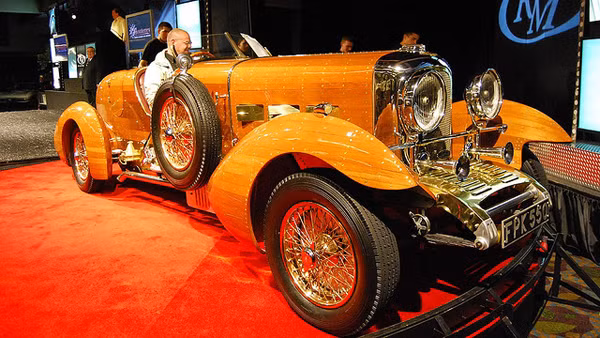 Lagonda Rapide 1039 có thân làm từ bỗ tulip, động cơ 4.5 V12 công suất 225 mã lực, xe có giá 450.000 USD.