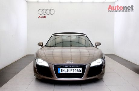 Một trong số đó là chiếc Audi R8 Spyder V8 lần đầu tiên được ra mắt tại Việt Nam. Chiếc mui trần gợi cảm này đã có mặt tại showrooom của Audi tại Hà Nội và qua đó một lần nữa khẳng định thông tin R8 2013 sẽ tham dự Vietnam Motorshow lần này là hoàn toàn chỉ là lời đồn đại.