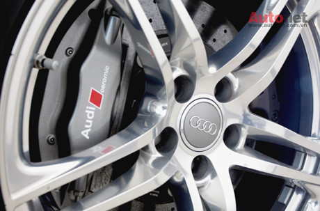 R8 Spyder V8 sử dụng động cơ V8 4.2L FSI đặt giữa sản sinh công suất 424 mã lực, tăng14 mã lực so với phiên bản coupe, mô-men xoắn cực đại 430 Nm. Tốc độ tối đa của chiếc mui trần này là 300 km/h. Phiên bản giới thiệu tại Việt Nam sử dụng hộp số tự động R-Tronic nhưng cũng có khả năng chuyển số như hộp số sàn.