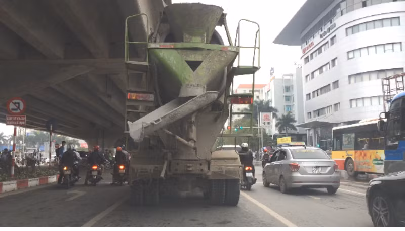 Xe trộn bê tông ngang nhiên hoạt động trong giờ cấm, ảnh chụp lúc 14 giờ 15 phút ngày 08/4/2016 trên đầu đường Phạm Hùng - đoạn qua Bến xe Mỹ Đình. Ảnh Trần Nguyễn