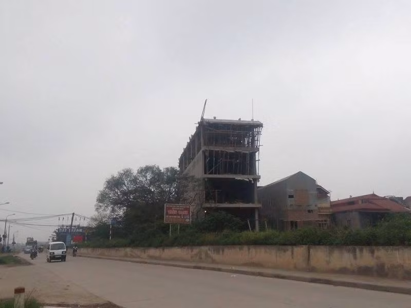 Công trình to vật vã tại số 3, đường Giang Cao, xã Bát Tràng, huyện Gia Lâm, Hà Nội nằm trên hành lang bảo vệ đê điều nhưng không bị xử lý (Ảnh Minh Chí) Công trình to vật vã tại số 3, đường Giang Cao, xã Bát Tràng, huyện Gia Lâm, Hà Nội nằm trên hành lang bảo vệ đê điều nhưng không bị xử lý (Ảnh Minh Chí)