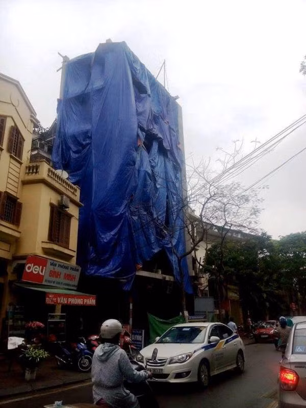 Công trình số 6, phố Hoa Lư, phường Lê Đại Hành cao hơn so với mặt bằng chung của cả khu phố (Ảnh Minh Chí) Công trình số 6, phố Hoa Lư, phường Lê Đại Hành cao hơn so với mặt bằng chung của cả khu phố (Ảnh Minh Chí)