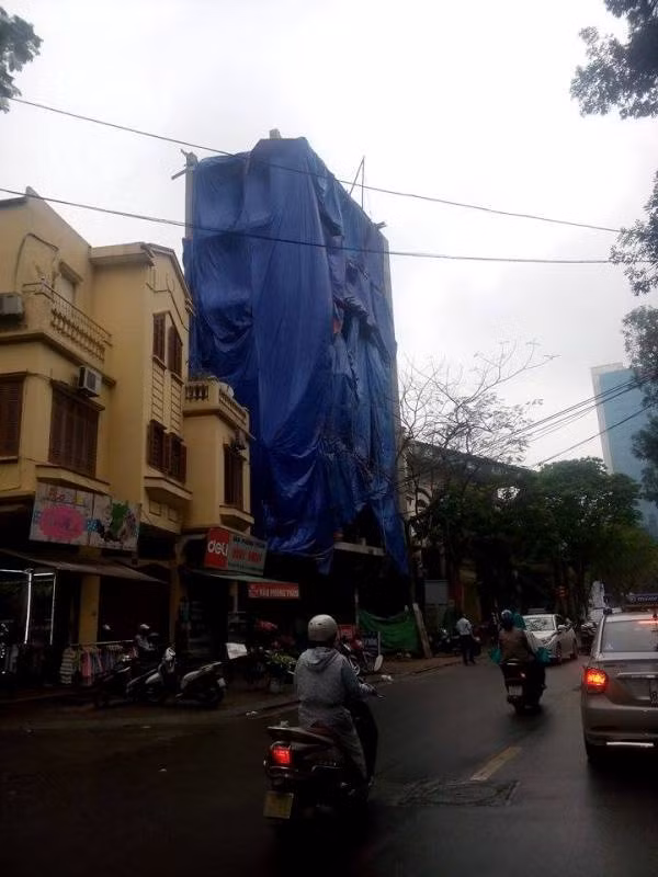 Người dân tỏ ra hoài nghi công trình số 6 đã được chính quyền sở tại "ưu ái" (Ảnh Minh Chí) Người dân tỏ ra hoài nghi công trình số 6 đã được chính quyền sở tại "ưu ái" (Ảnh Minh Chí)